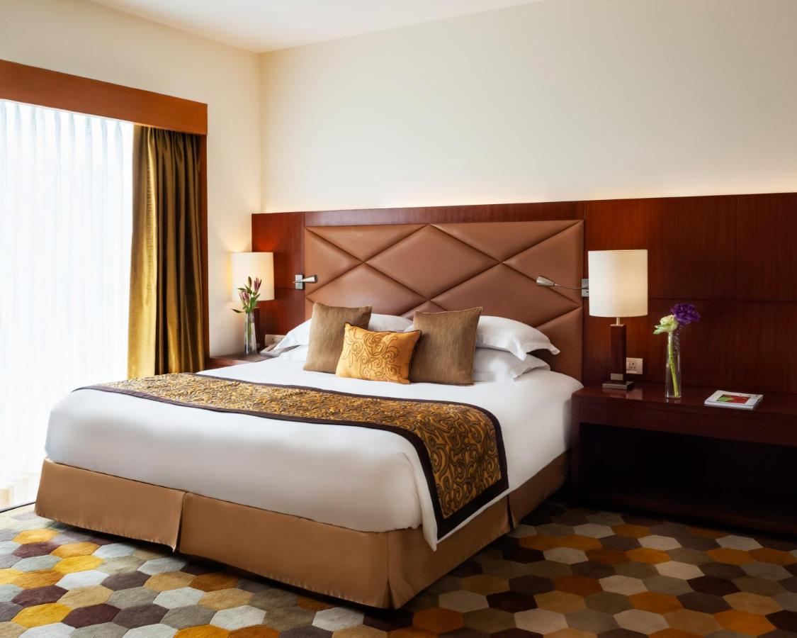 ホテル タージ チャンディーガル Chandīgarh エクステリア 写真 A bedroom at the hotel