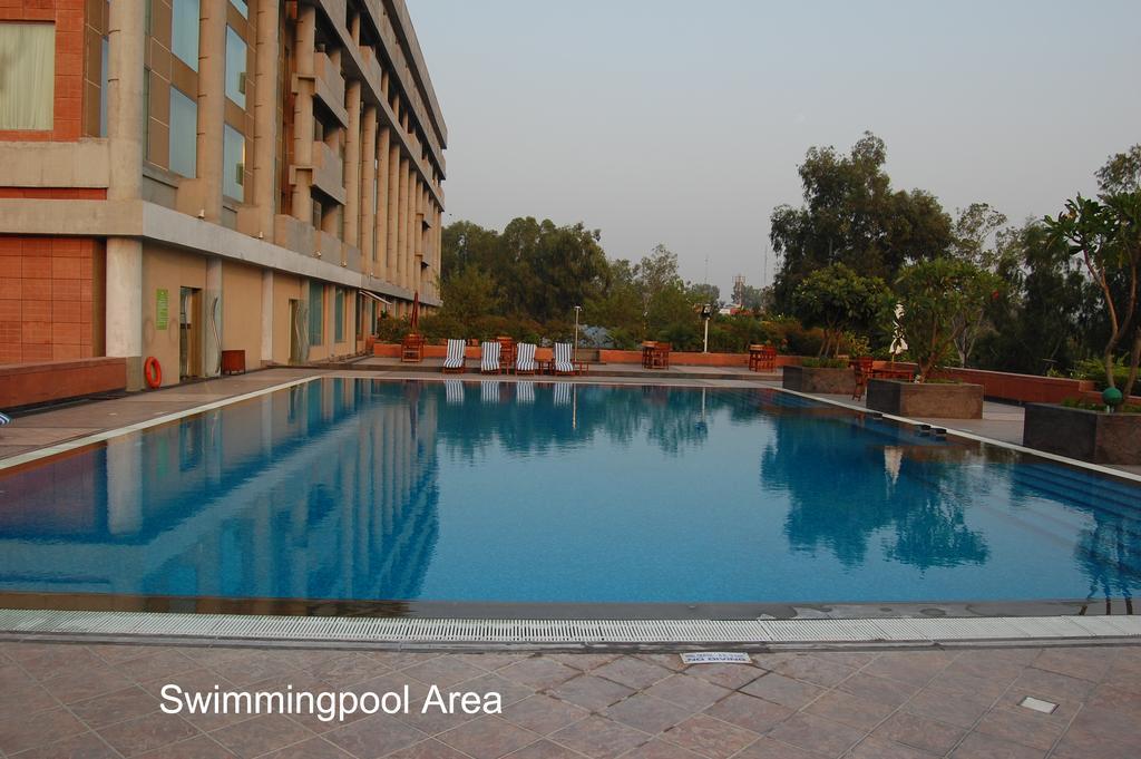 ホテル タージ チャンディーガル Chandīgarh エクステリア 写真 Swimming pool area