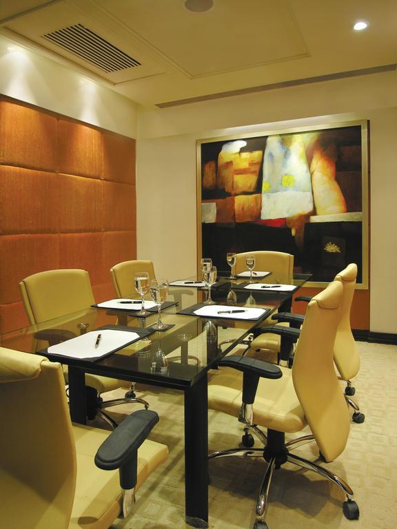 ホテル タージ チャンディーガル Chandīgarh エクステリア 写真 A boardroom at a hotel