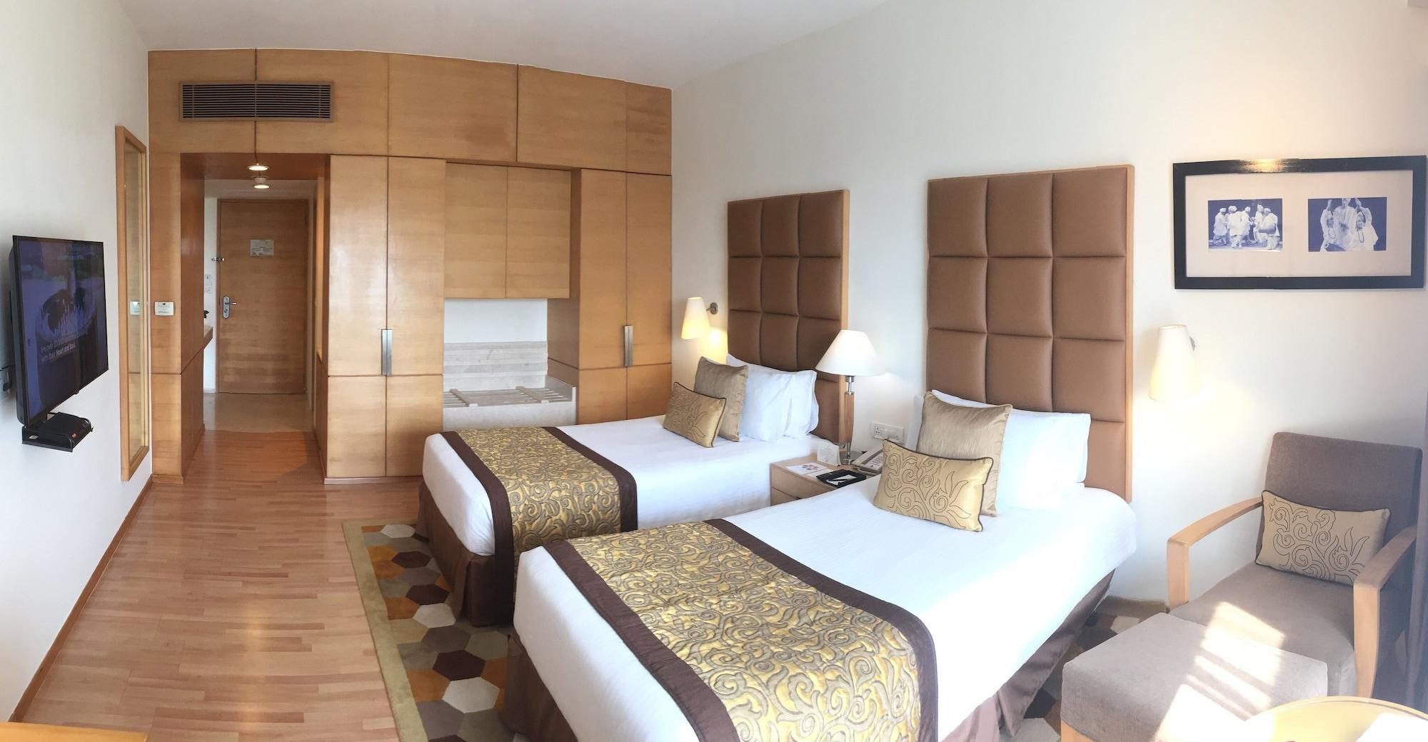 ホテル タージ チャンディーガル Chandīgarh エクステリア 写真 A room at the hotel