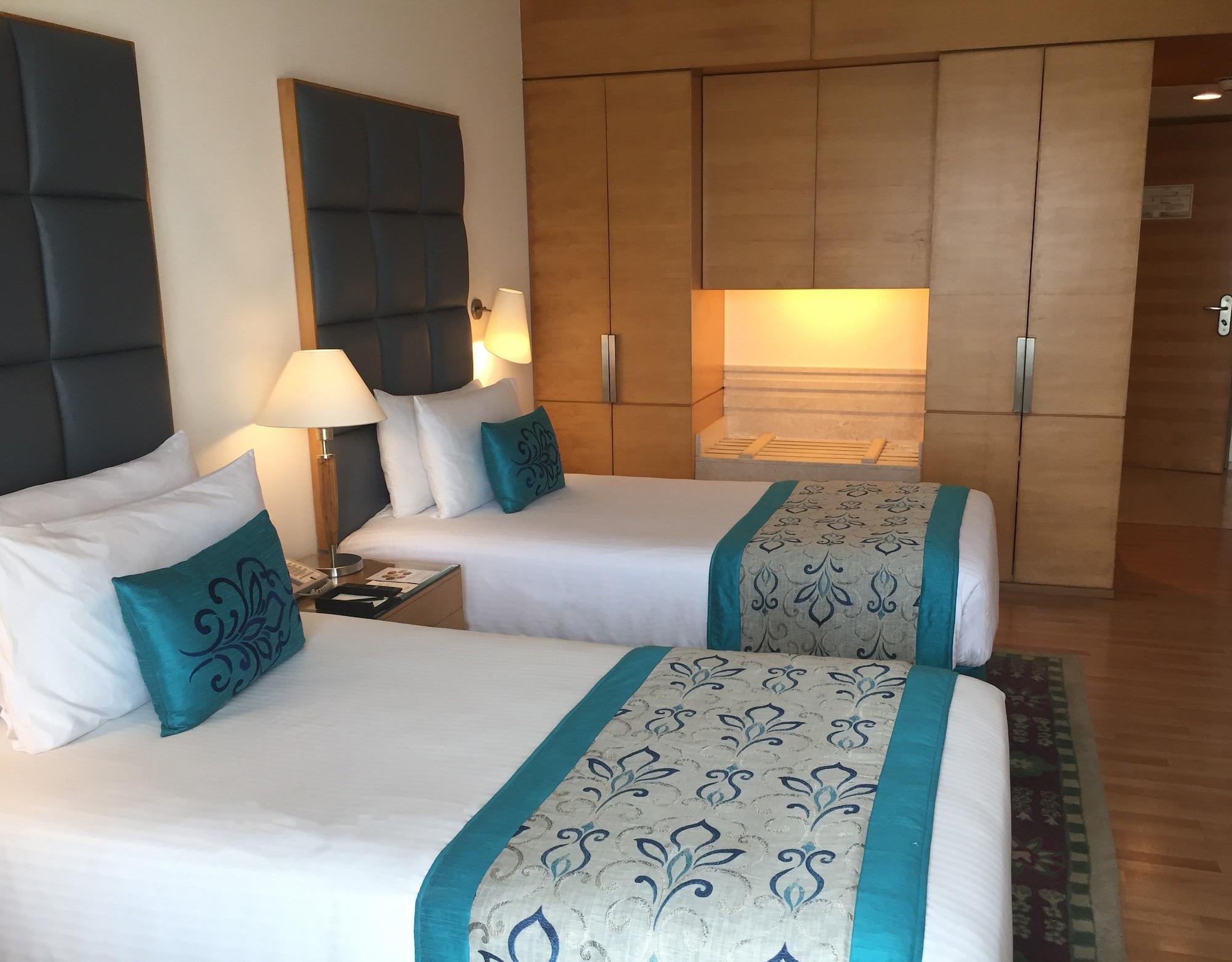 ホテル タージ チャンディーガル Chandīgarh エクステリア 写真 A room at the hotel