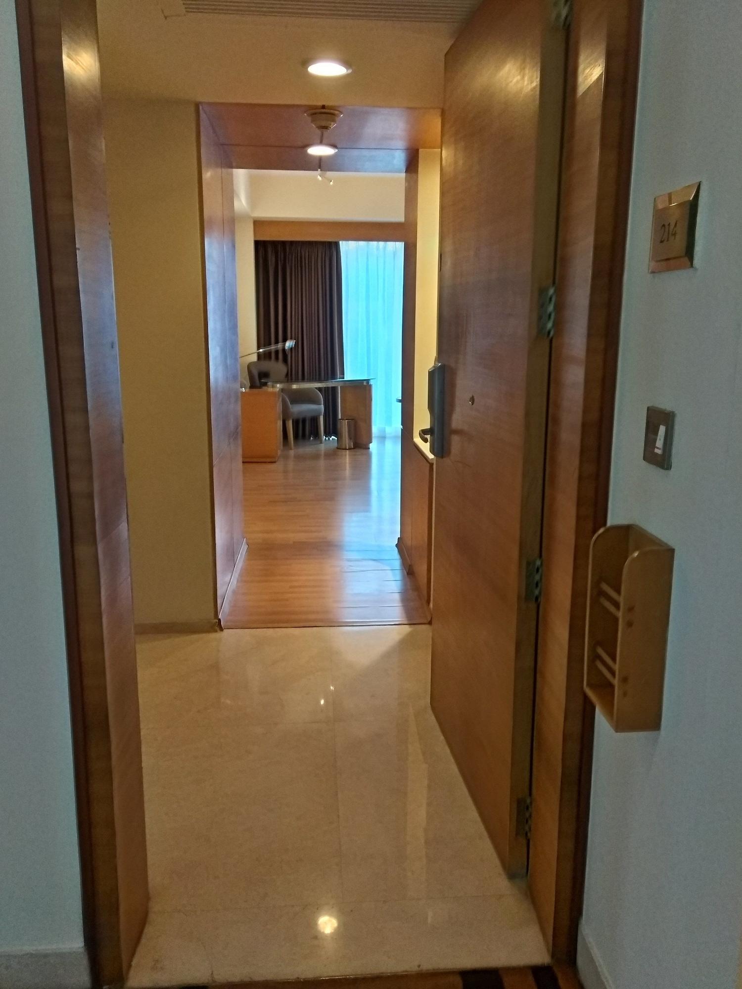 ホテル タージ チャンディーガル Chandīgarh エクステリア 写真 A room at the hotel