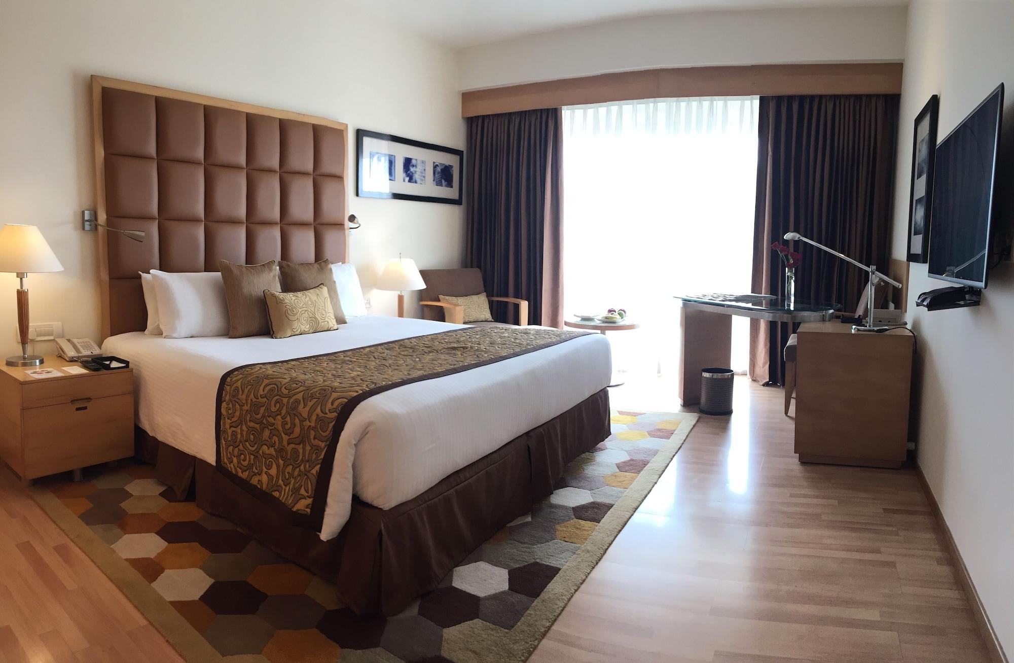 ホテル タージ チャンディーガル Chandīgarh エクステリア 写真 A room at the hotel