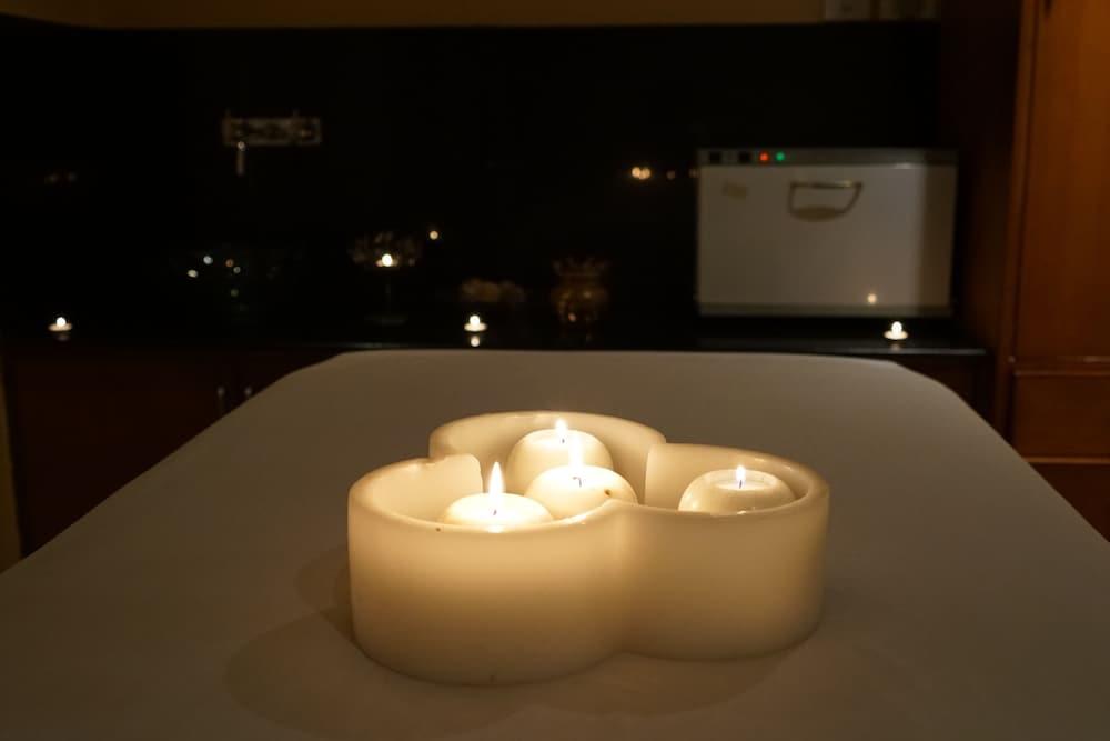 ホテル タージ チャンディーガル Chandīgarh エクステリア 写真 A massage table with candles