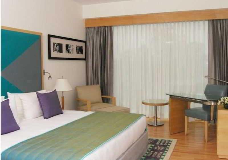 ホテル タージ チャンディーガル Chandīgarh エクステリア 写真 A room at the hotel