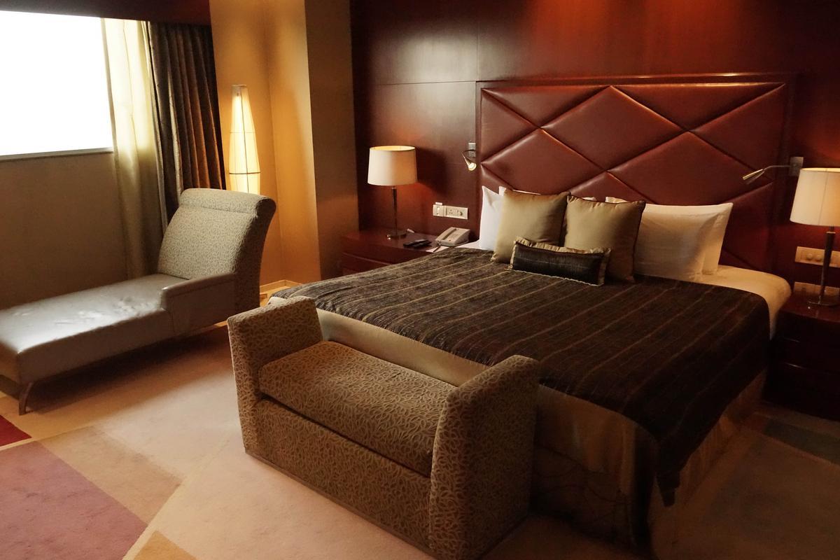 ホテル タージ チャンディーガル Chandīgarh エクステリア 写真 A bedroom at the hotel