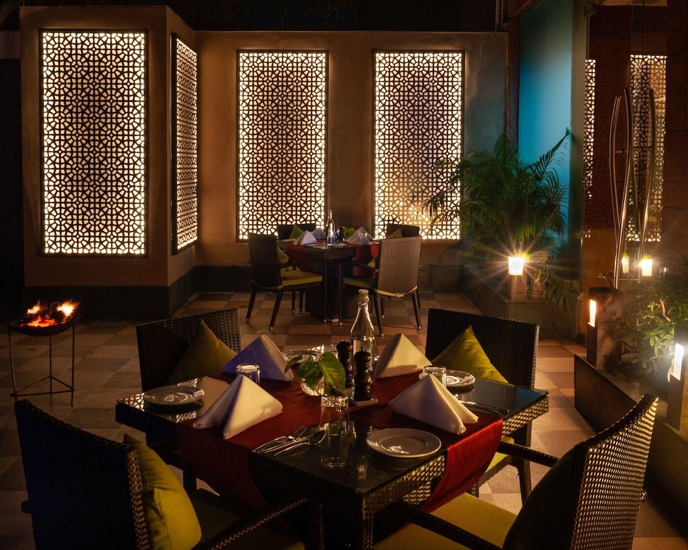 ホテル タージ チャンディーガル Chandīgarh エクステリア 写真 The restaurant