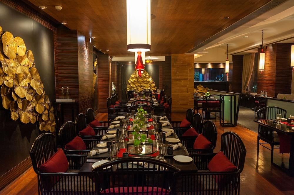 ホテル タージ チャンディーガル Chandīgarh エクステリア 写真 The interior of the restaurant