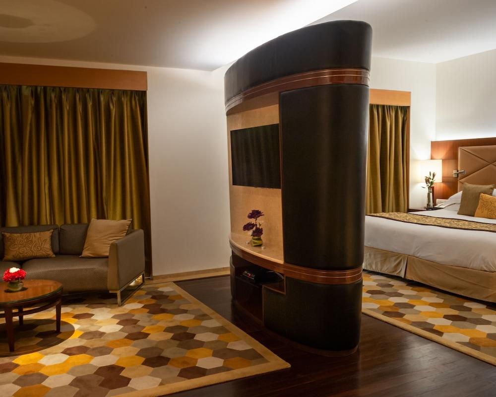 ホテル タージ チャンディーガル Chandīgarh エクステリア 写真 A suite at the hotel