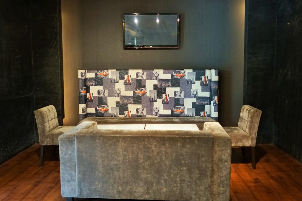ホテル タージ チャンディーガル Chandīgarh エクステリア 写真 A table tennis table in a hotel