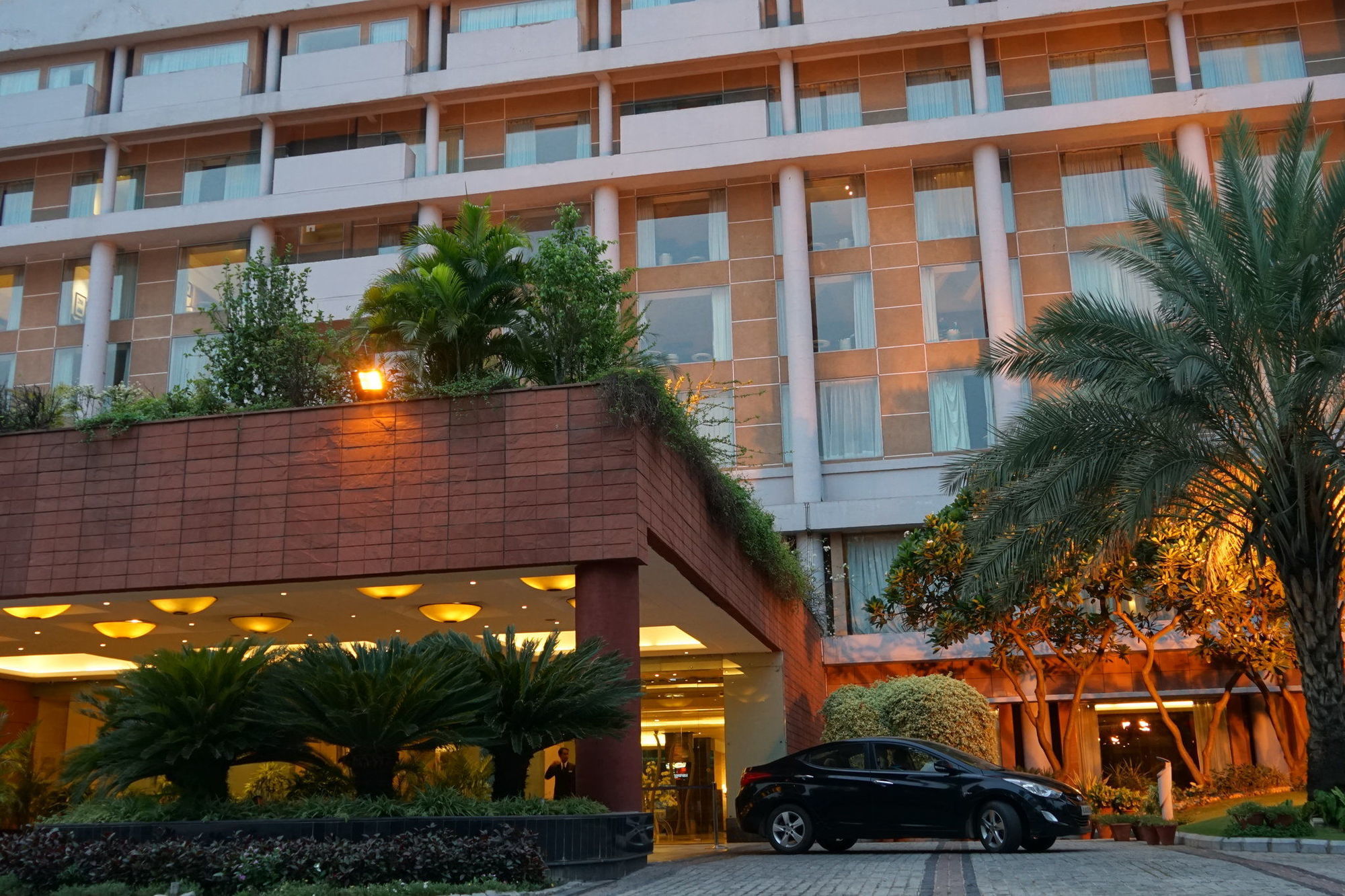 ホテル タージ チャンディーガル Chandīgarh エクステリア 写真 The hotel's entrance