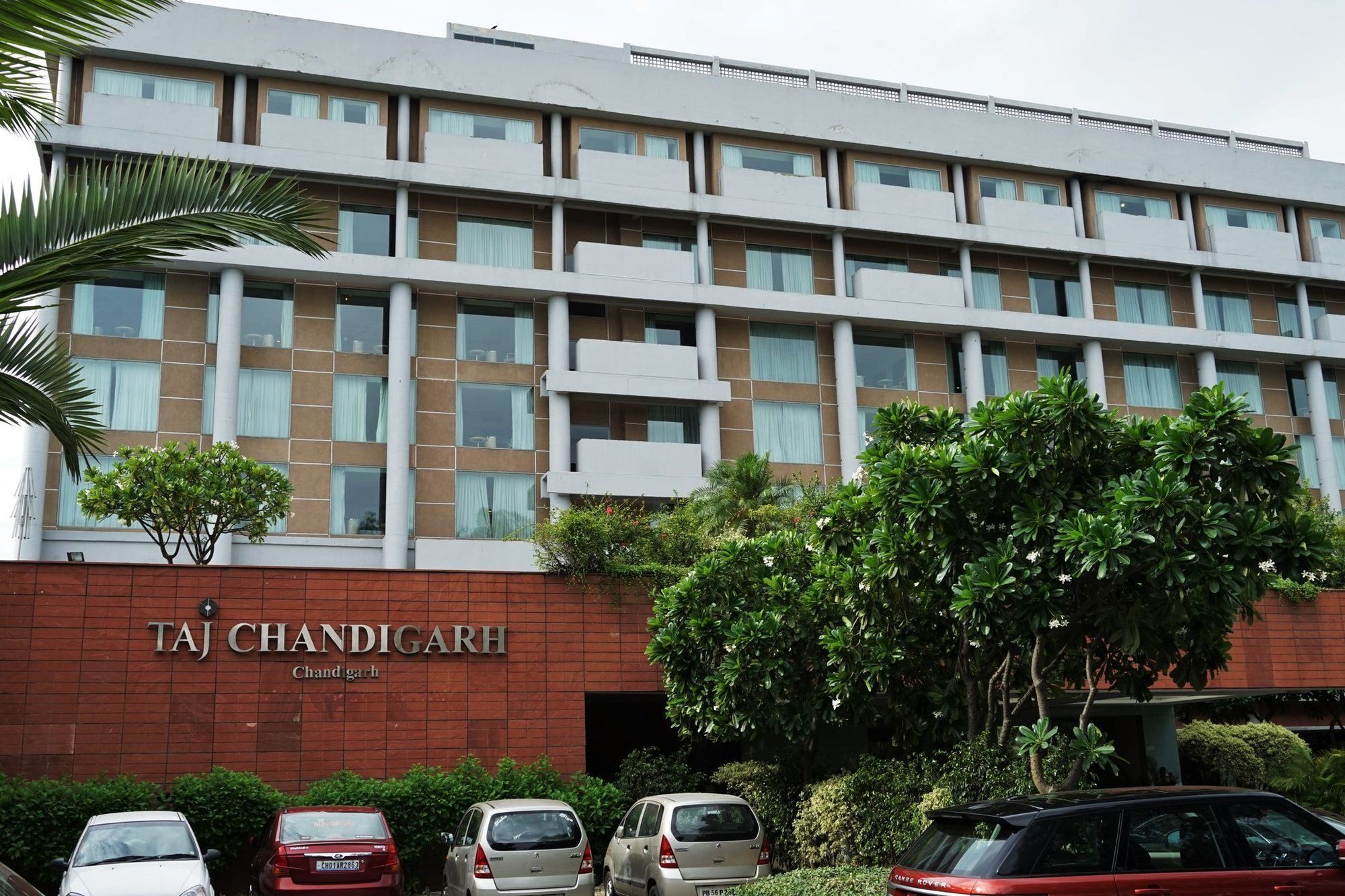 ホテル タージ チャンディーガル Chandīgarh エクステリア 写真 Taj Chandigarh