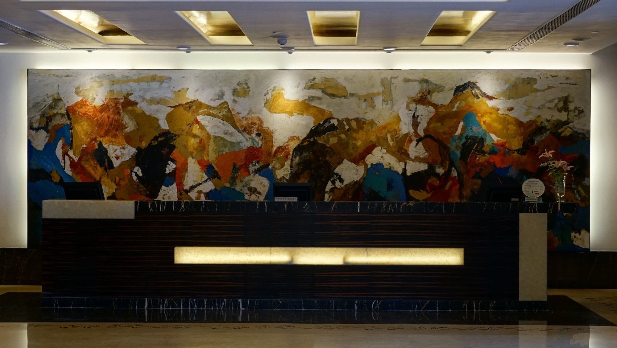ホテル タージ チャンディーガル Chandīgarh エクステリア 写真 Mural at the lobby of the hotel