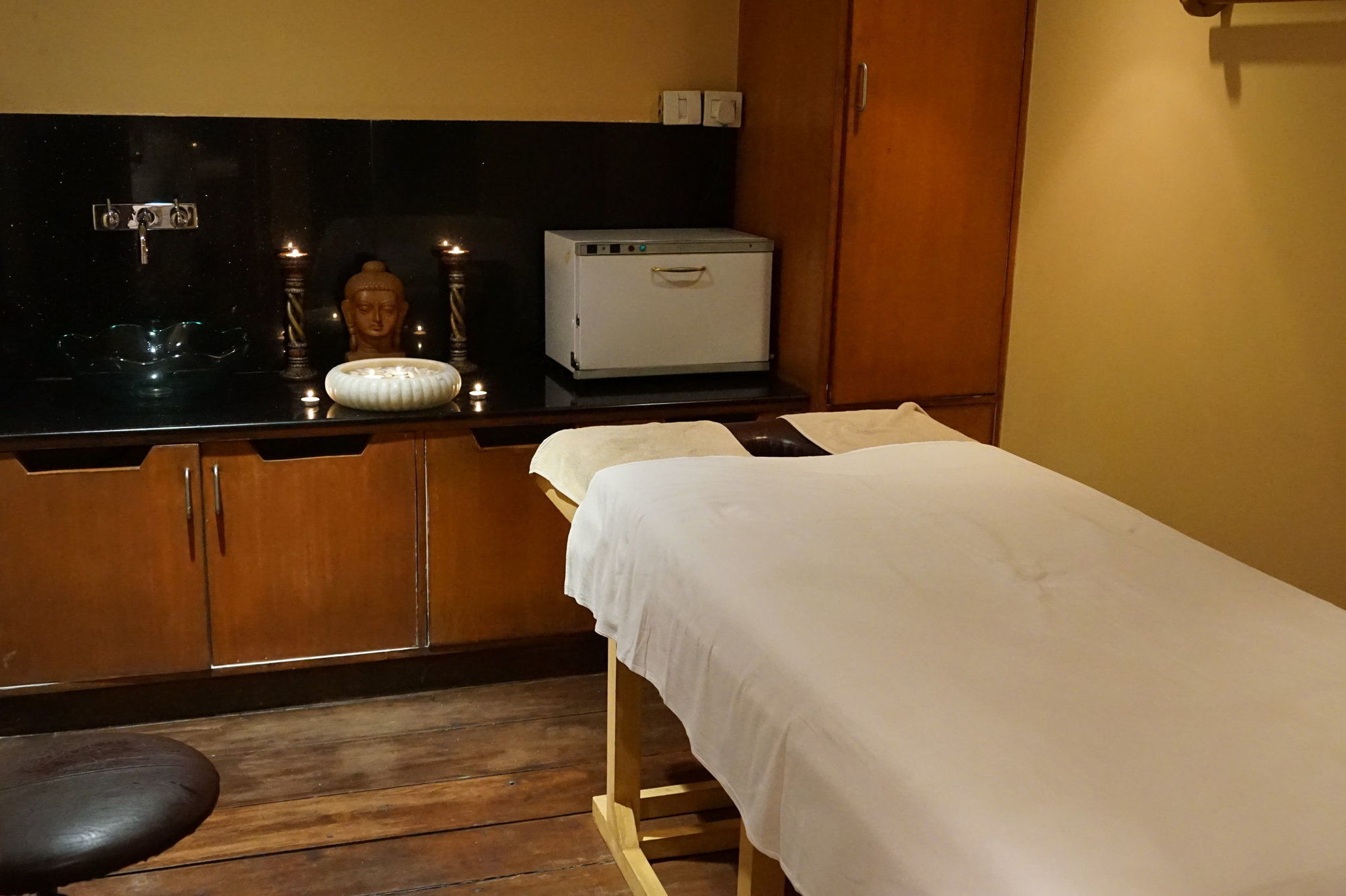 ホテル タージ チャンディーガル Chandīgarh エクステリア 写真 A massage bed