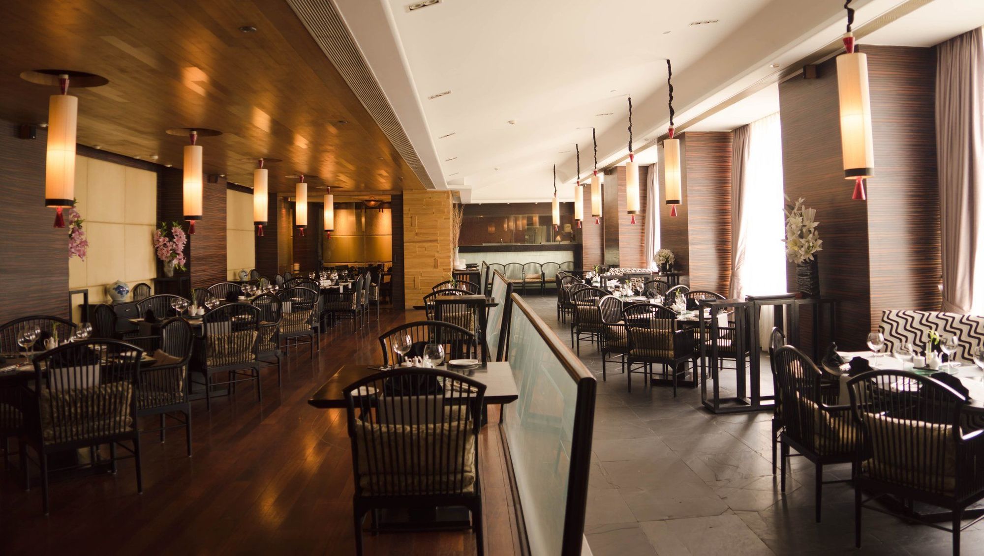ホテル タージ チャンディーガル Chandīgarh レストラン 写真 The interior of the restaurant