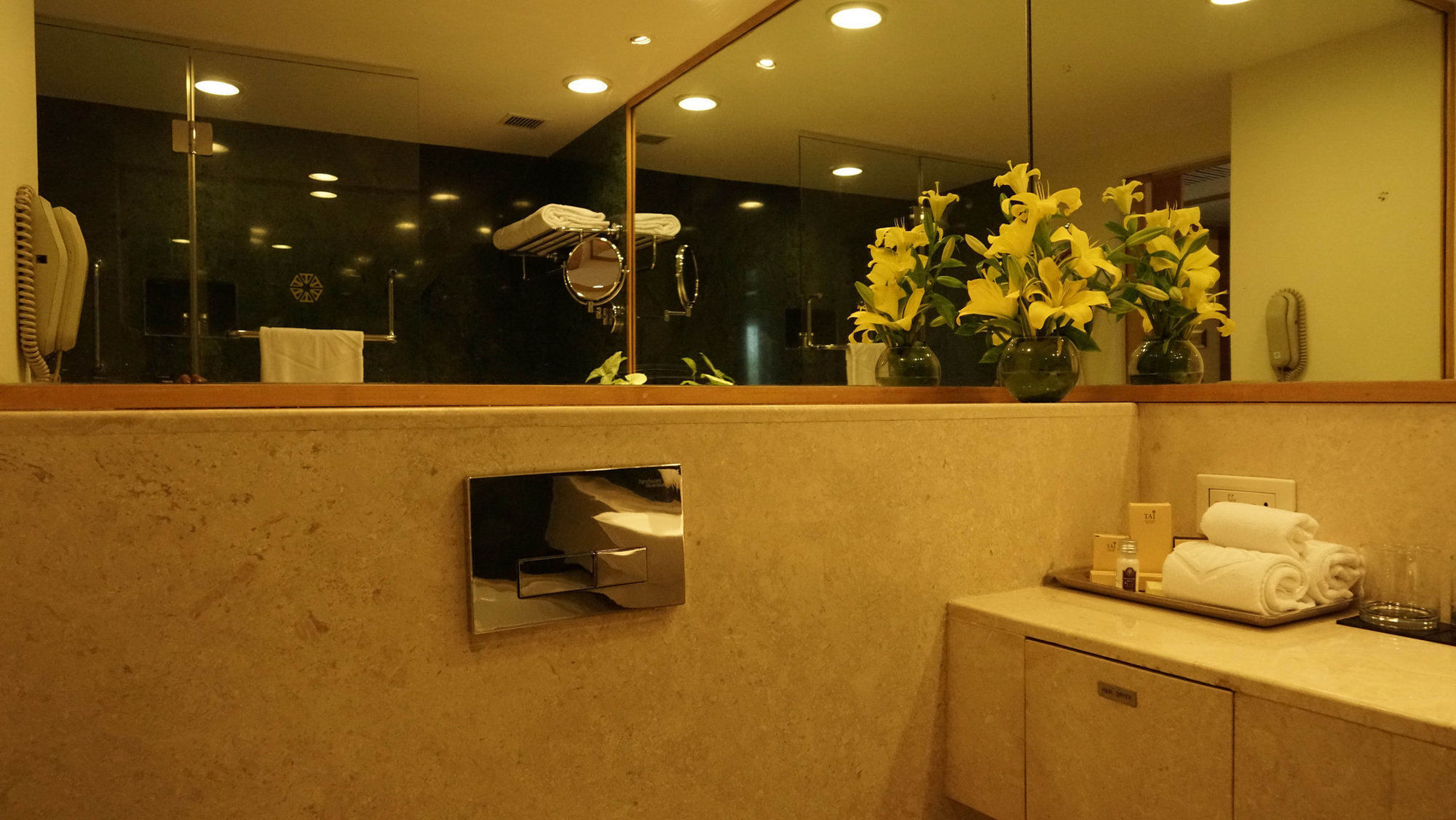 ホテル タージ チャンディーガル Chandīgarh エクステリア 写真 A hand dryer in a hotel bathroom