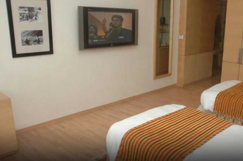 ホテル タージ チャンディーガル Chandīgarh エクステリア 写真 A room at the hotel