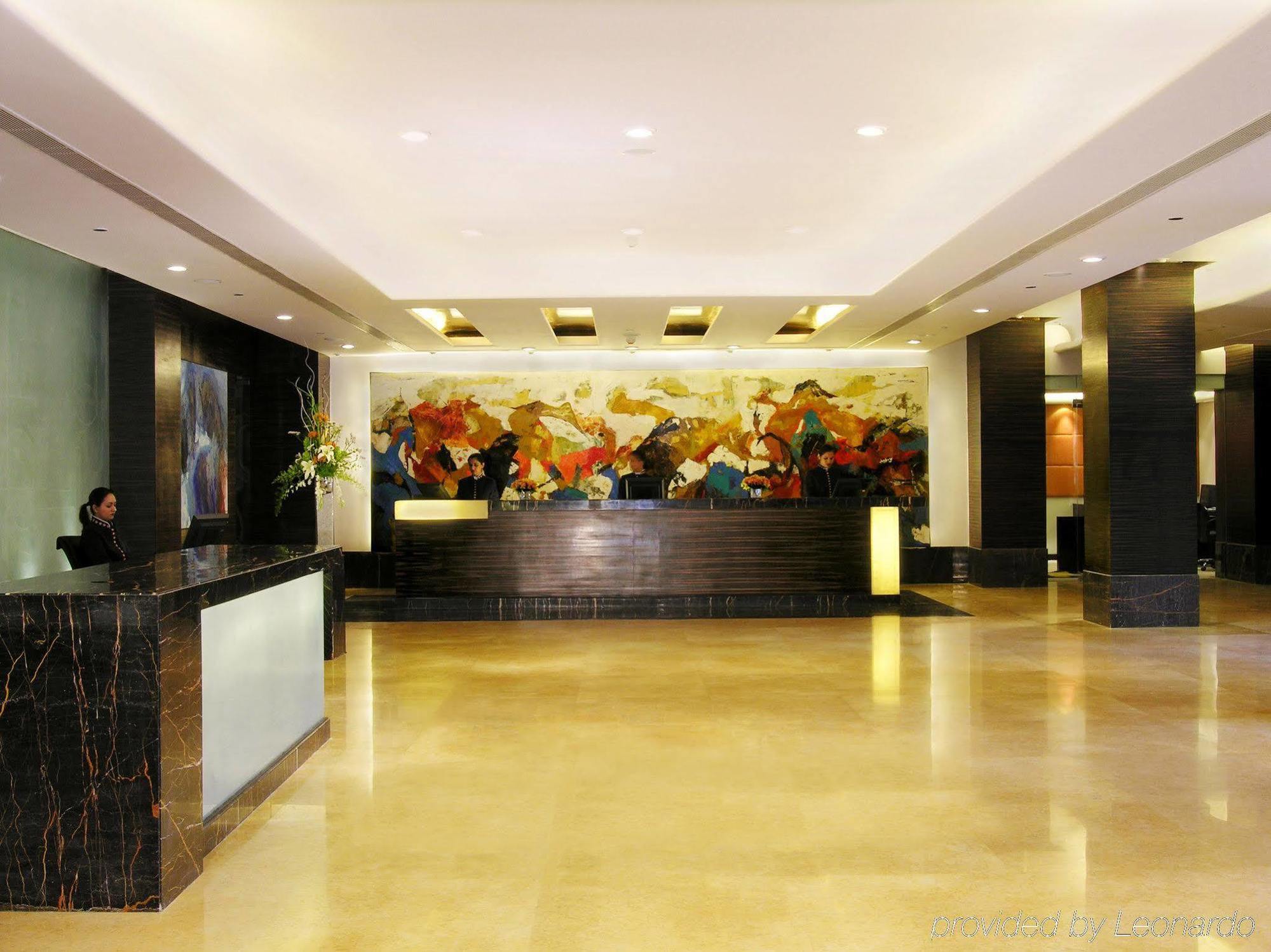ホテル タージ チャンディーガル Chandīgarh エクステリア 写真 The lobby of the hotel