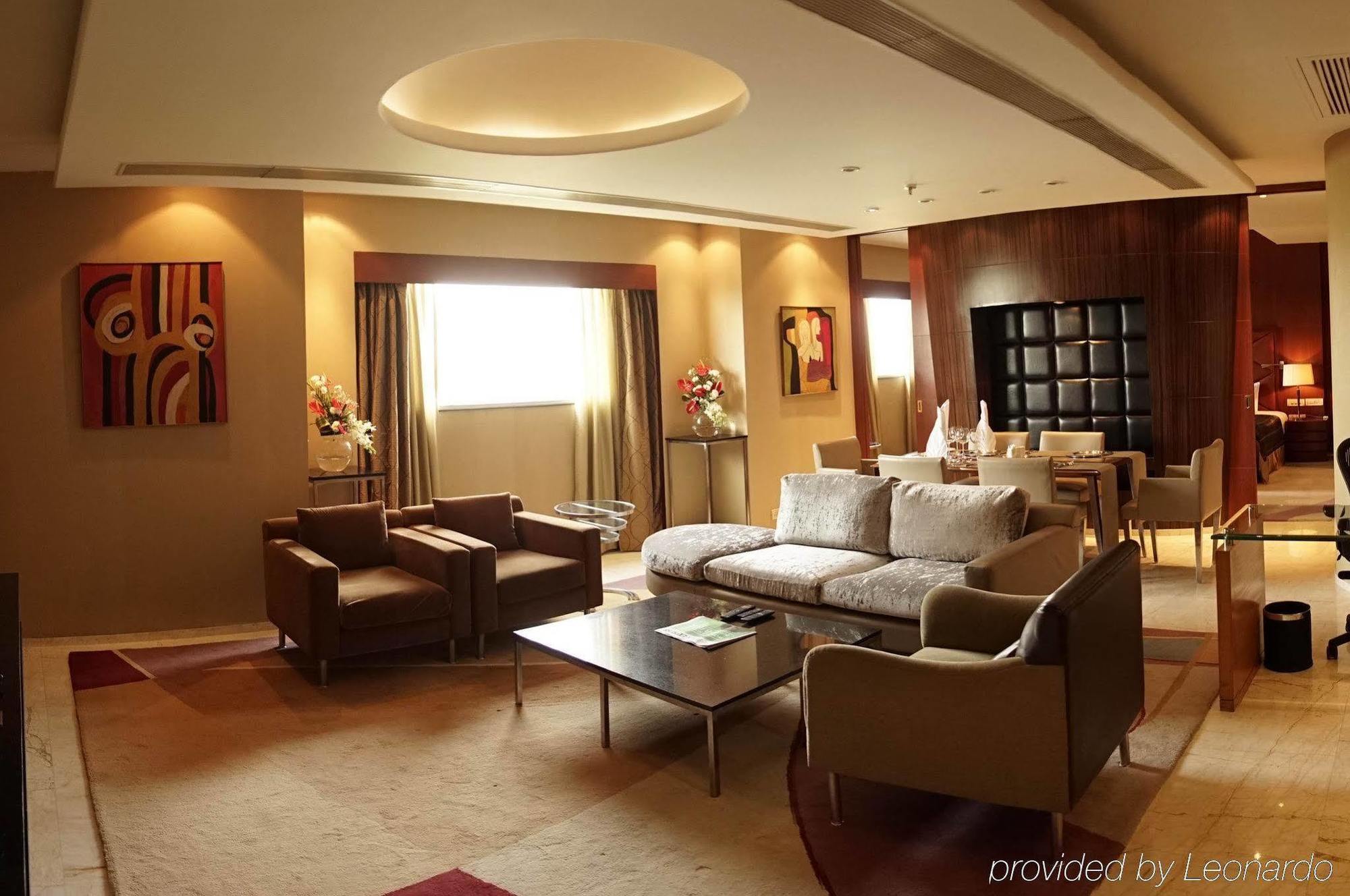 ホテル タージ チャンディーガル Chandīgarh エクステリア 写真 A living room in a suite at the Ritz-Carlton, Dubai
