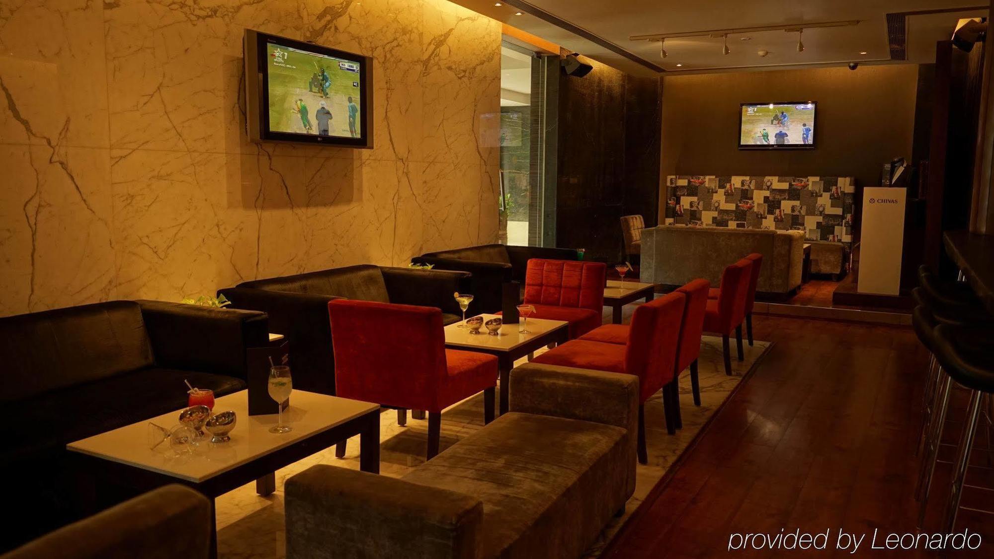 ホテル タージ チャンディーガル Chandīgarh エクステリア 写真 The lounge at the airport