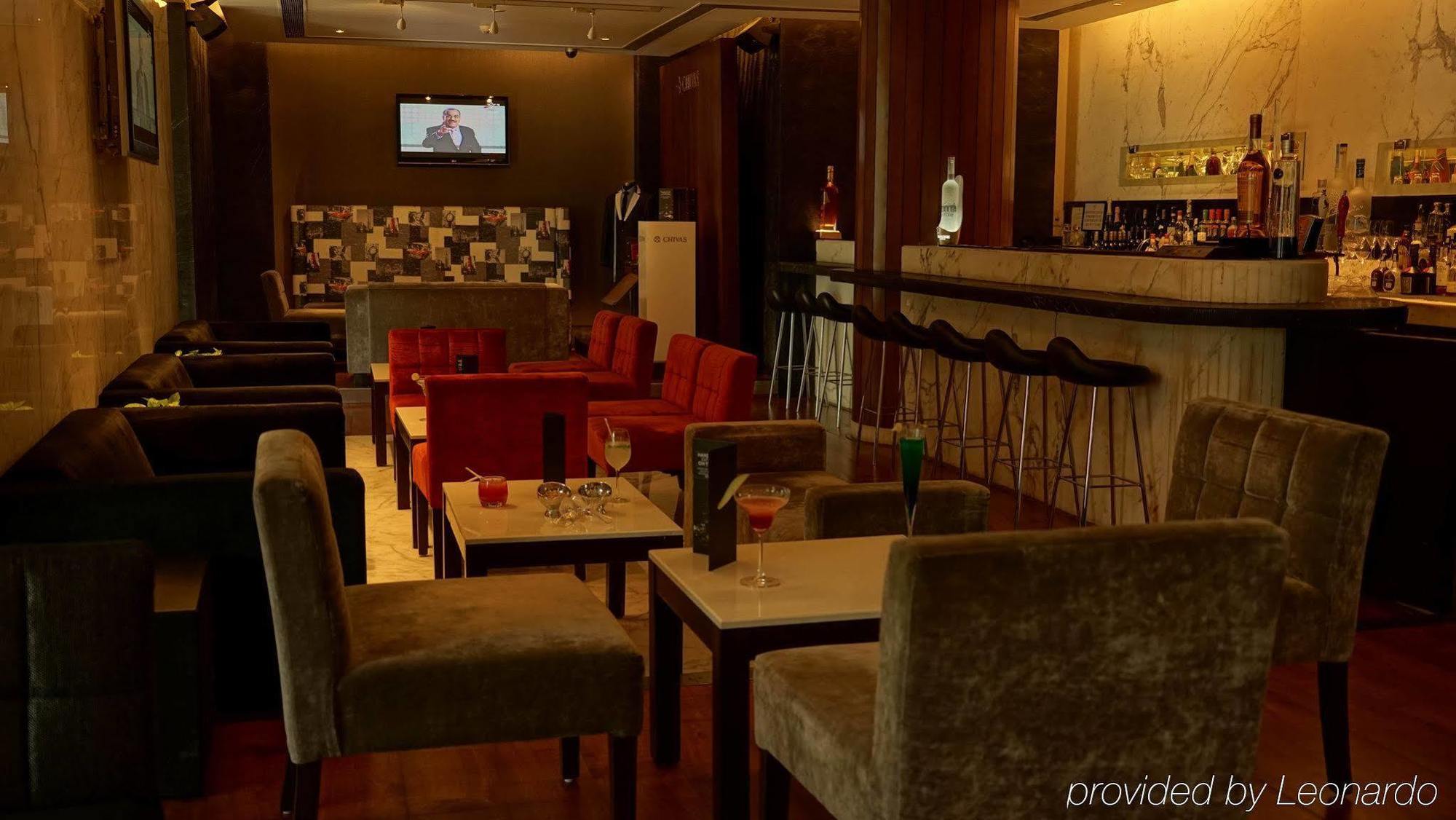 ホテル タージ チャンディーガル Chandīgarh エクステリア 写真 The interior of the lounge