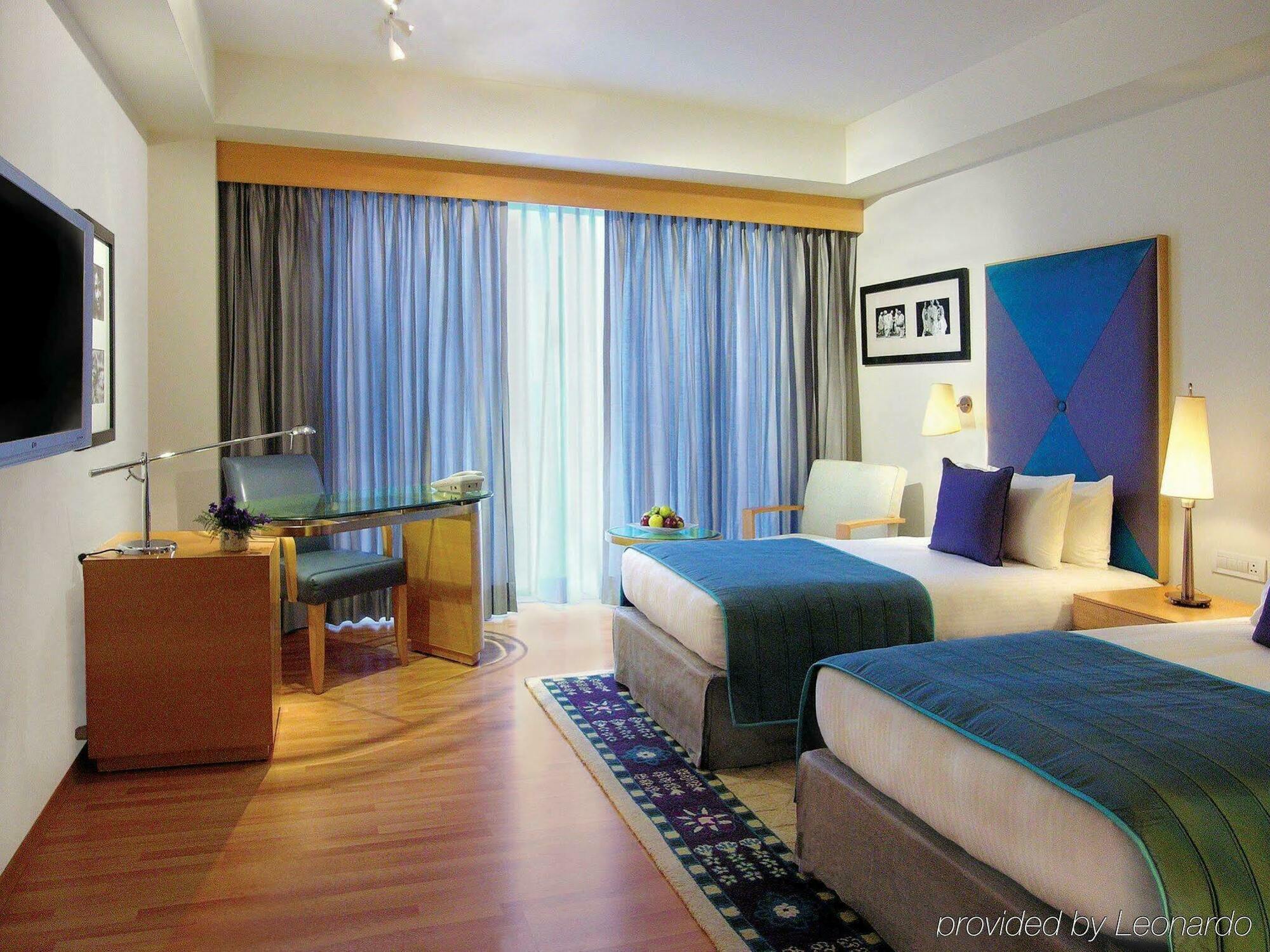 ホテル タージ チャンディーガル Chandīgarh エクステリア 写真 A room at the hotel